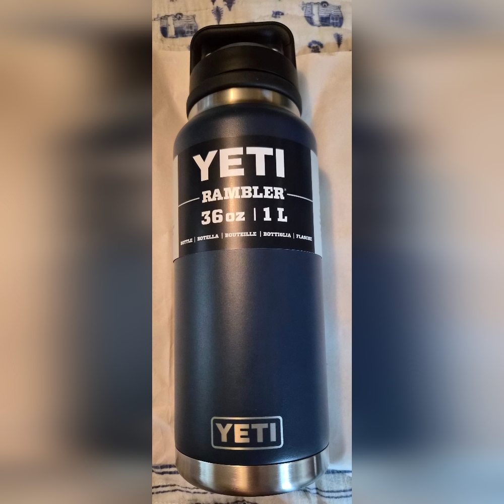 NEW YETI Rambler 36 oz Navy Bottle